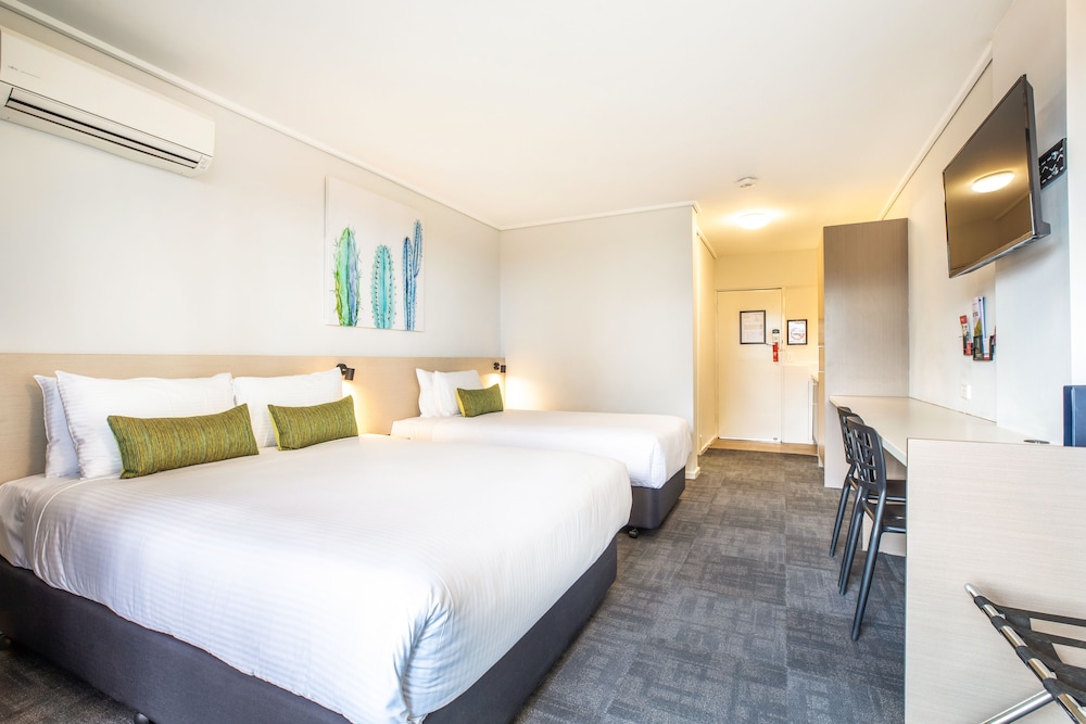 Shoppingtown Hotel 14/53