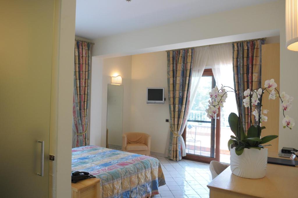 Superior, Double Bed, Lateral Side Sea View