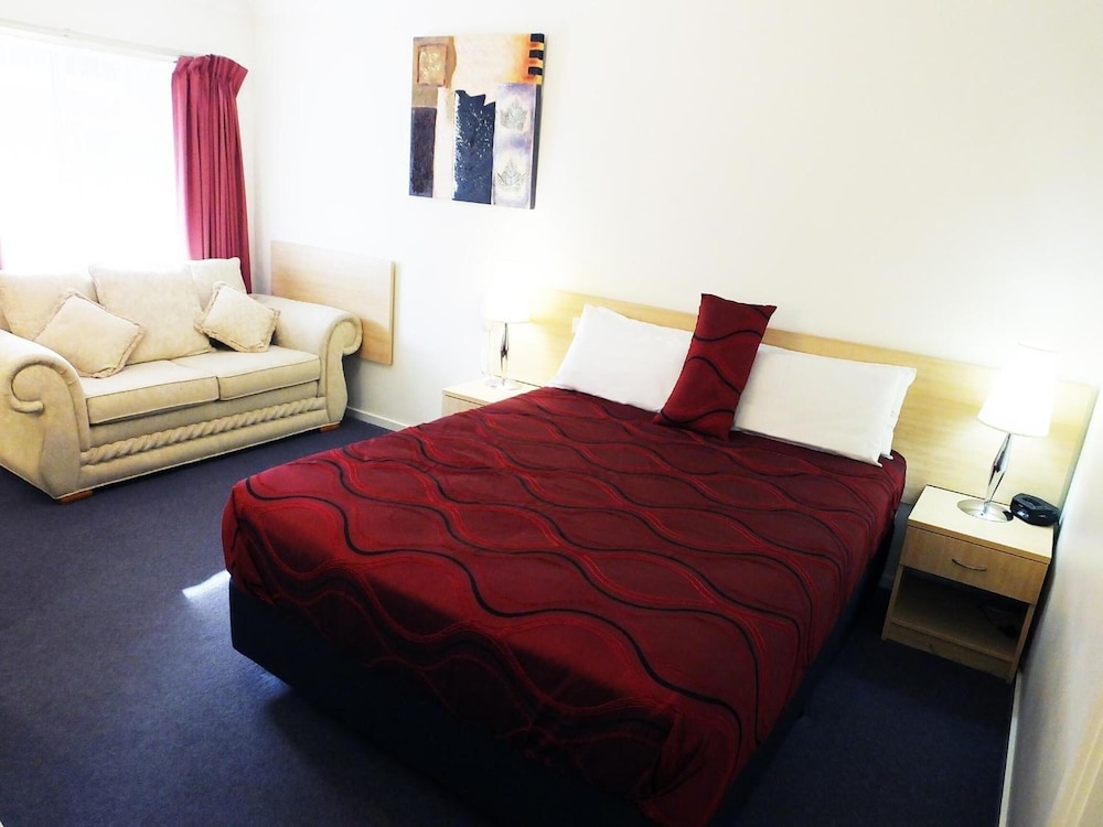 EDINBURGH MOTOR INN 24/36