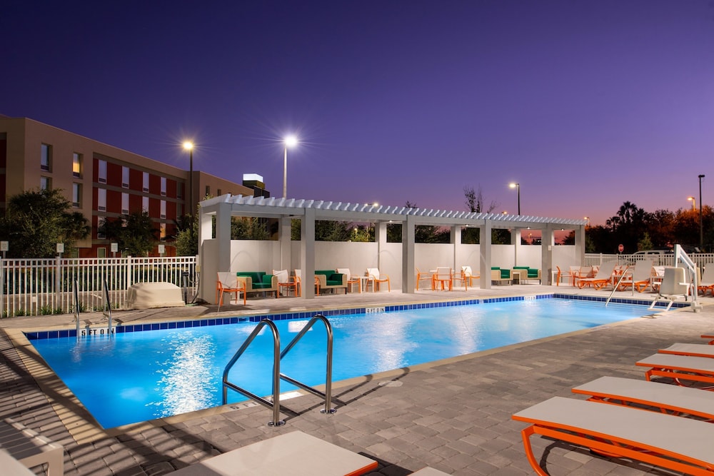 Holiday Inn & Suites Orlando I-Drive - Theme Parks 9/77