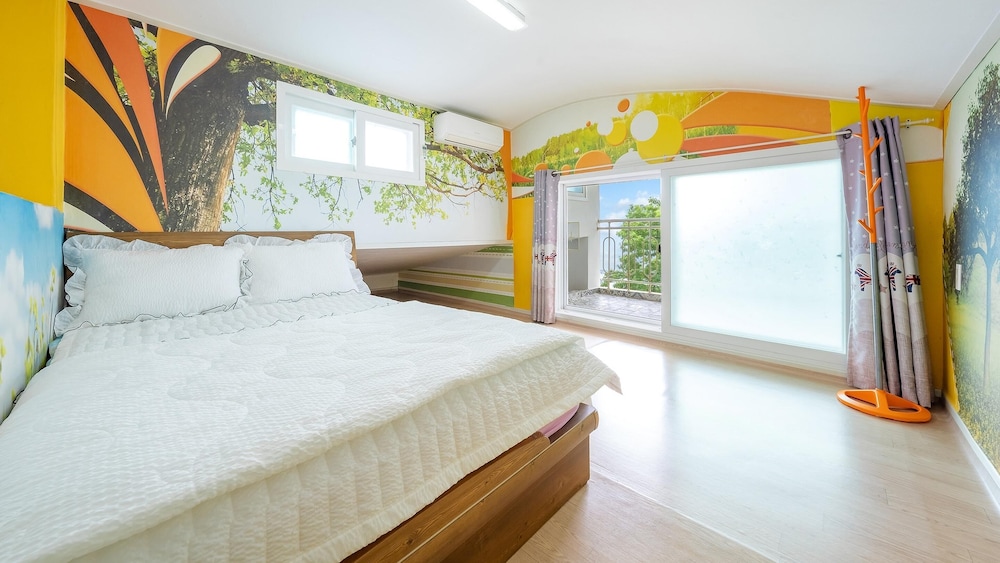 Tongyeong Blue House Pension 12/48
