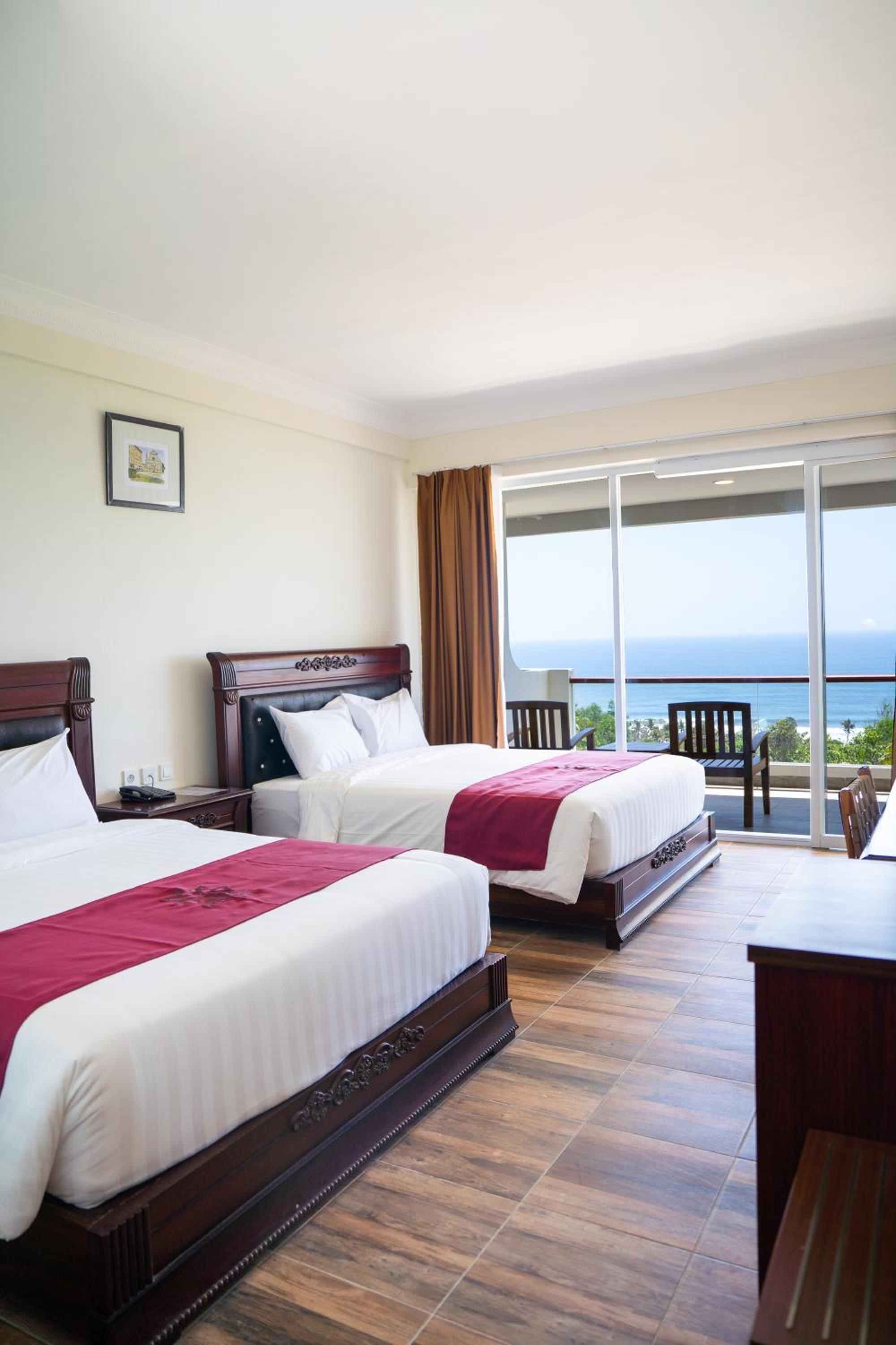 Deluxe, Queen and Twin Beds