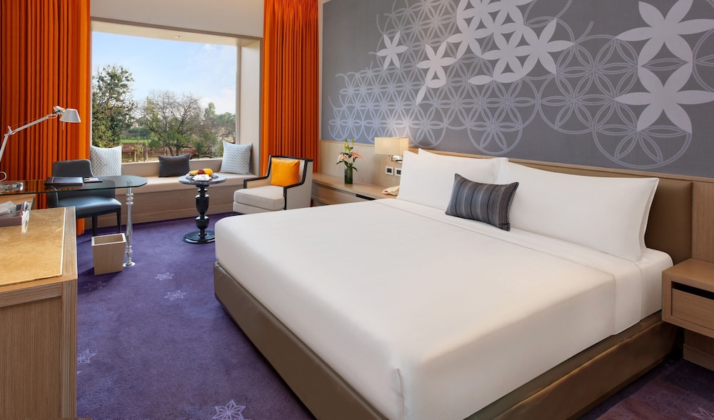 Club, Deluxe, King Bed, Pool View