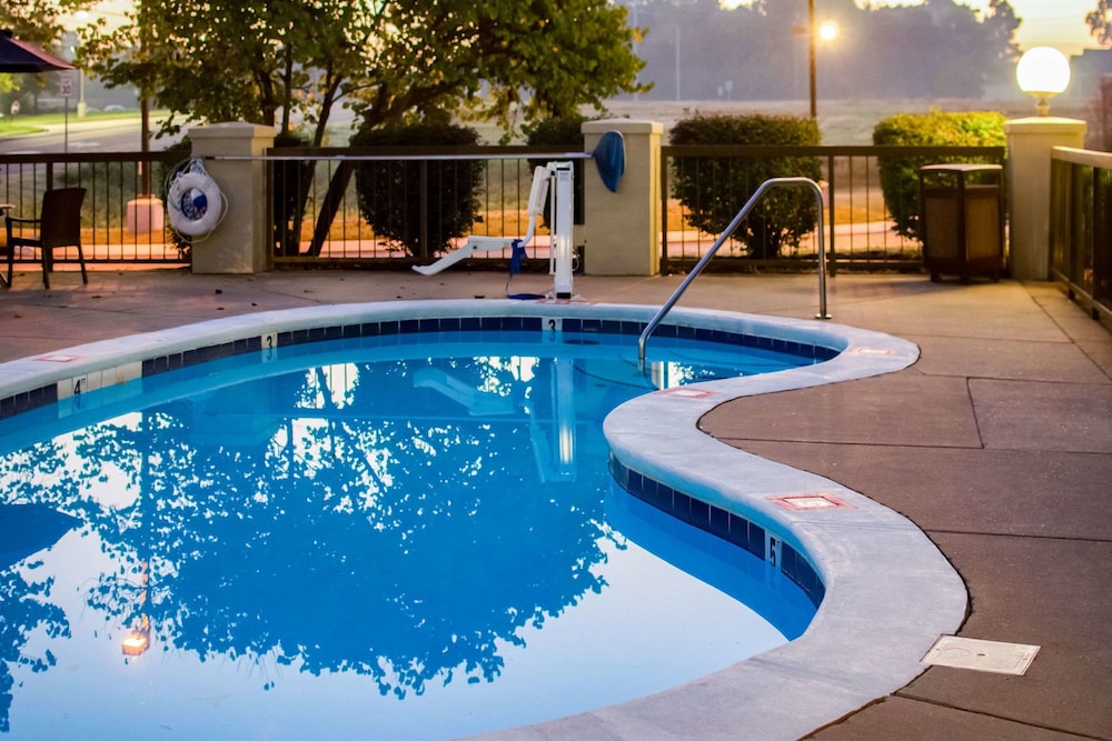 Quality Inn Clarksville 1/47