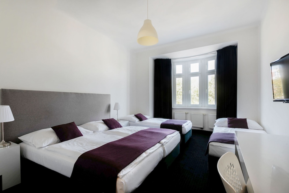 ROOM, QUADRUPLE