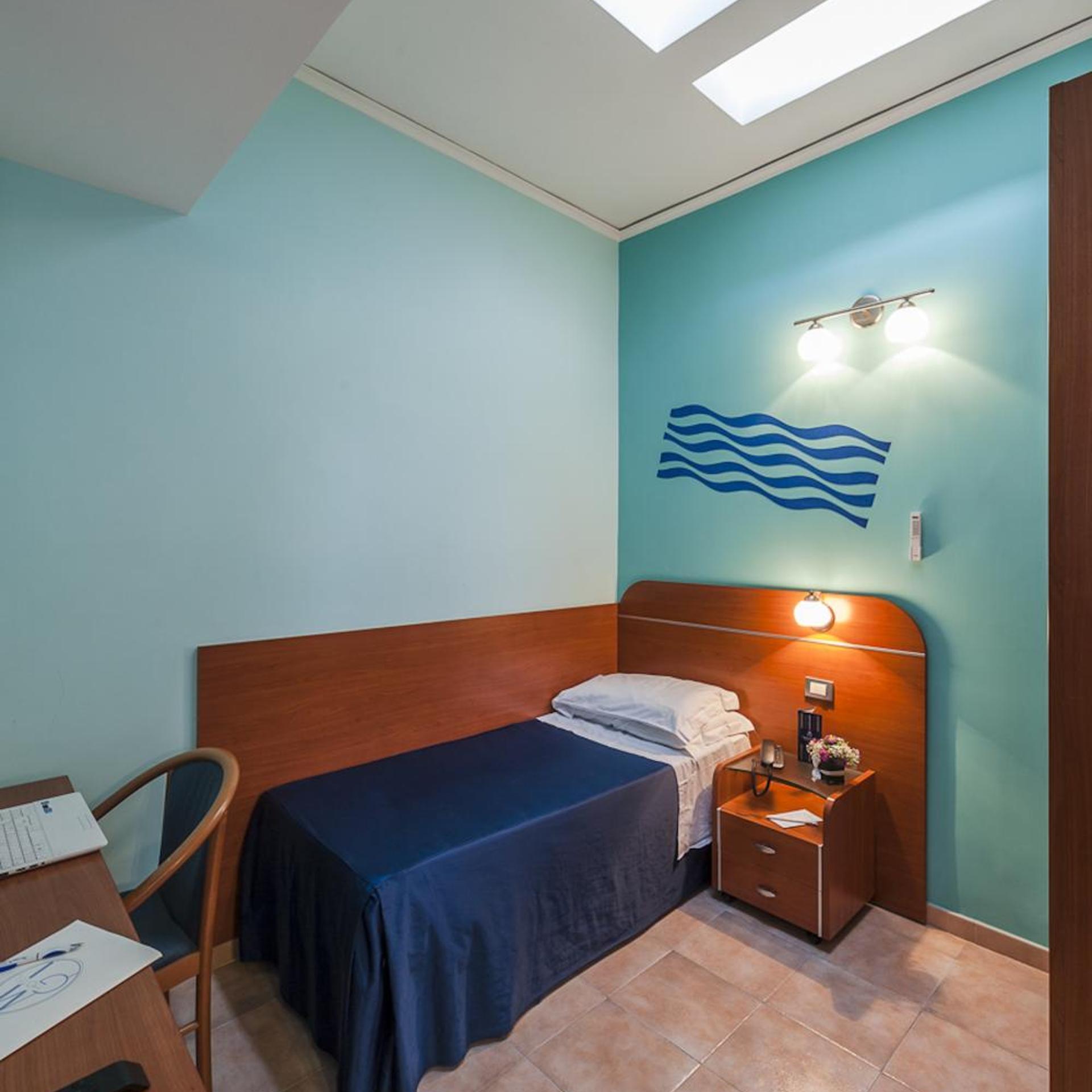 ROOM, SINGLE