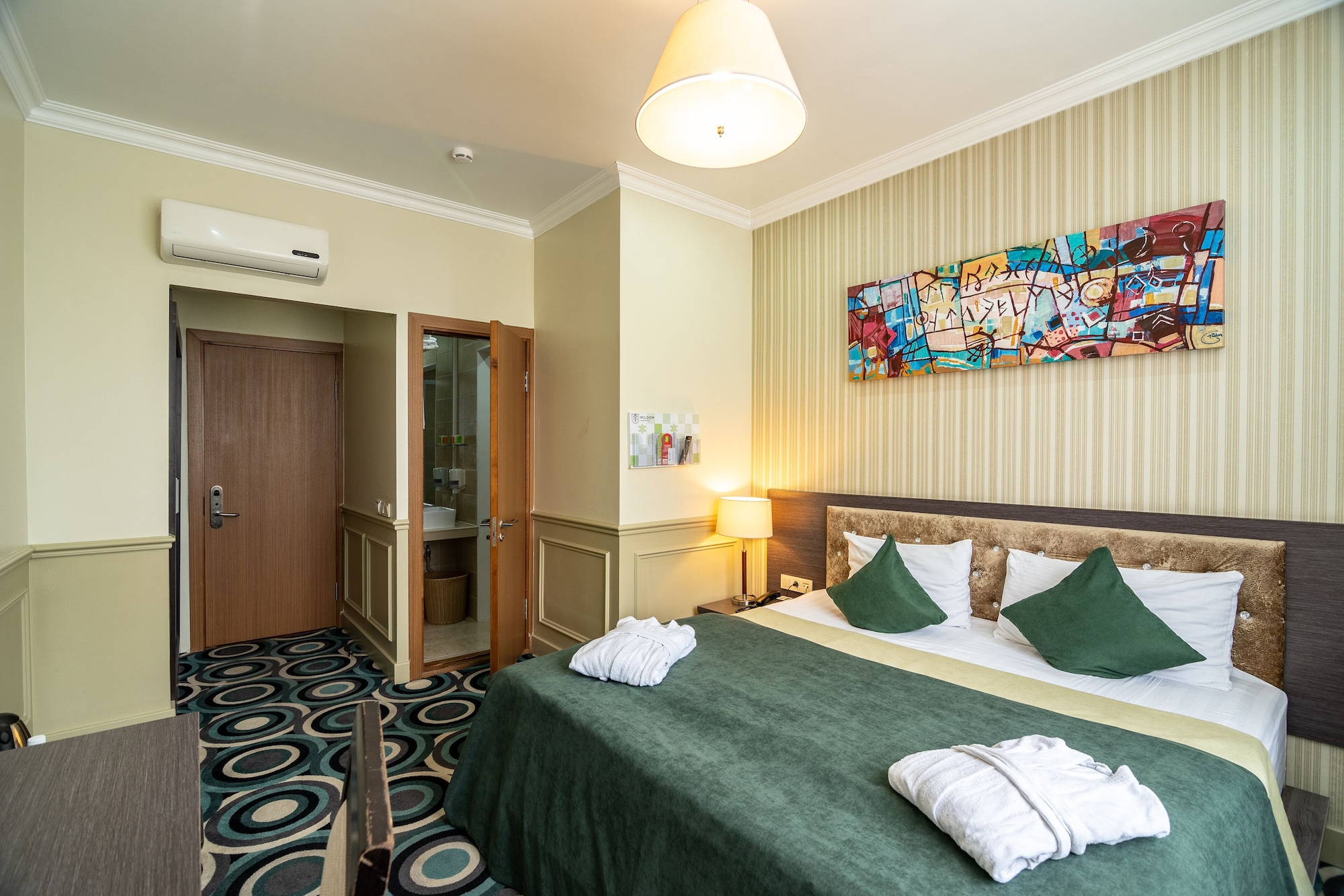 ROOM, DOUBLE OR TWIN BED