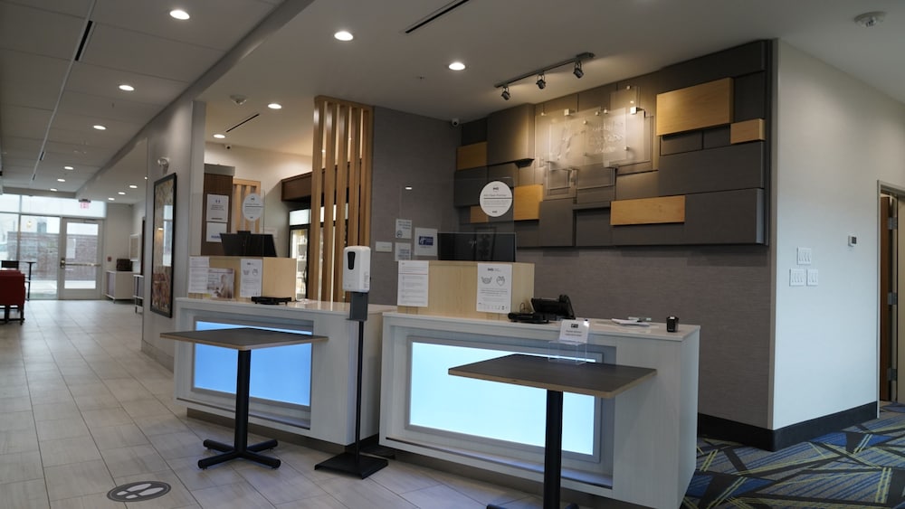 Holiday Inn Express & Suites Dallas Market Center – Love Fi 11/57