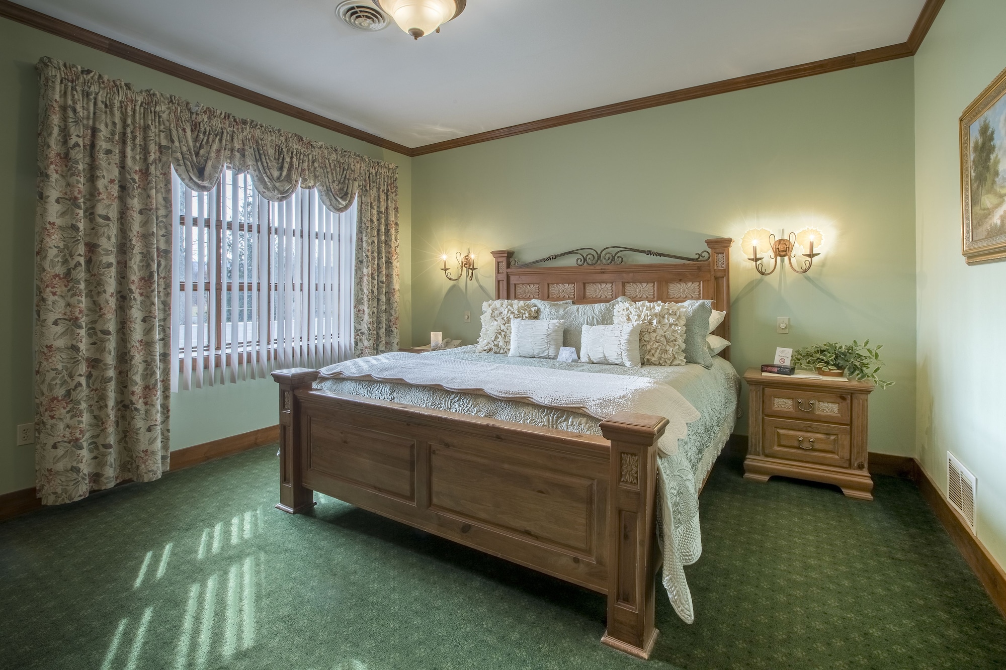 Suite, King Bed, King and Queen Bed, Sofa, Stroudsmoor Country Inn 2/6