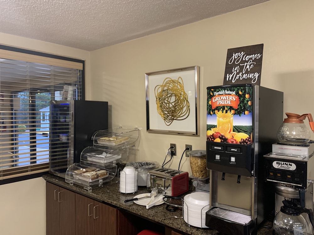 Carolina Inn Suites At Lake Norman 16/34