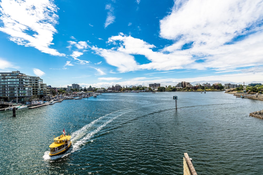 Victoria Regent Waterfront Hotel & Suites 78/86