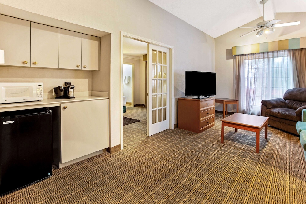 Rodeway Inn College Station, TX 25/37