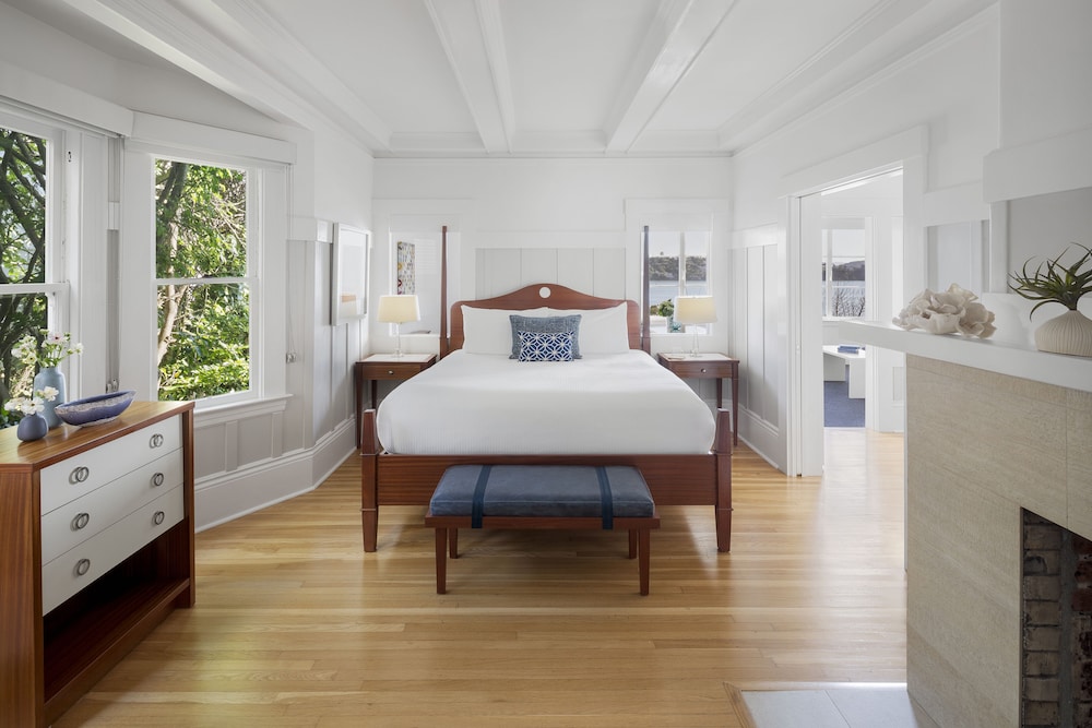 Cottage, King Bed, Sofa, Hill Side