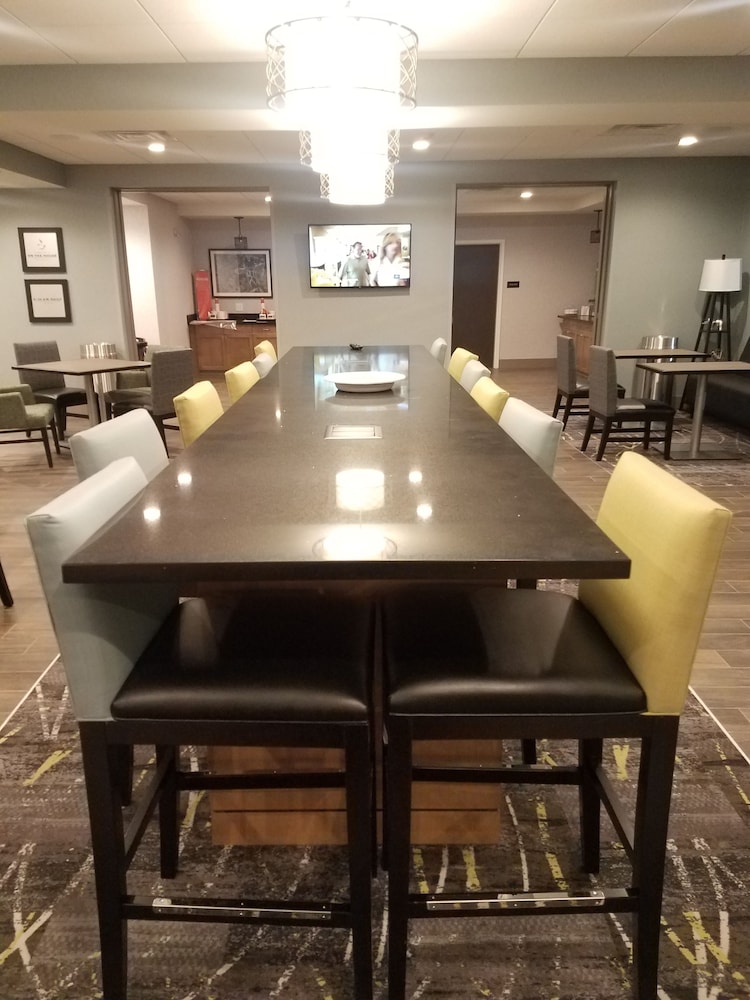 HAMPTON INN BY HILTON OMAHA AIRPORT, IA 26/27