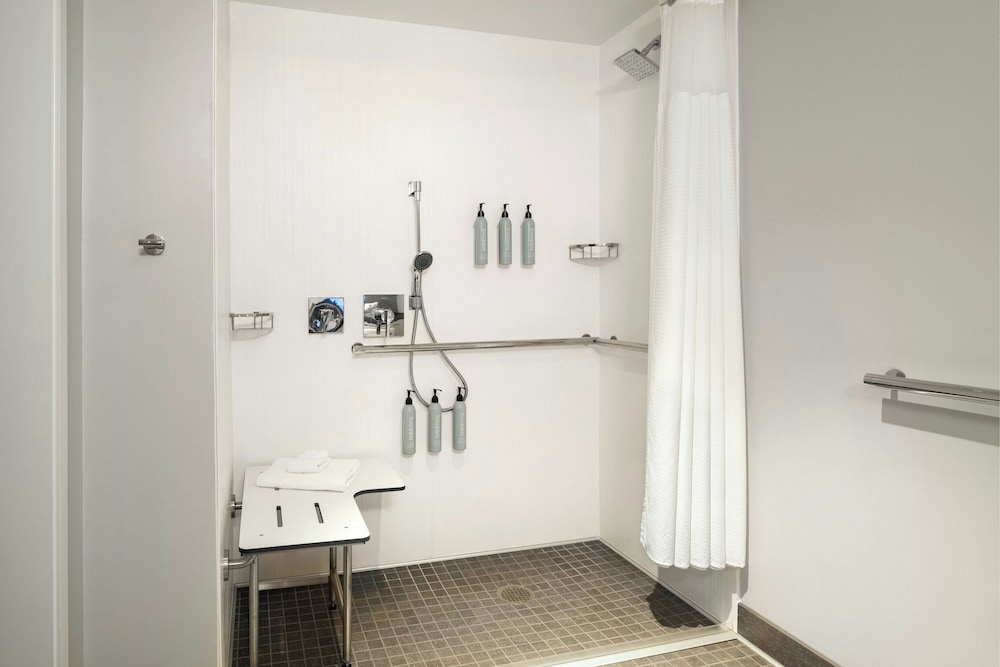 غرفة بسرير كينج لذوي الإعاقة، Courtyard Long Beach Downtown 2/2