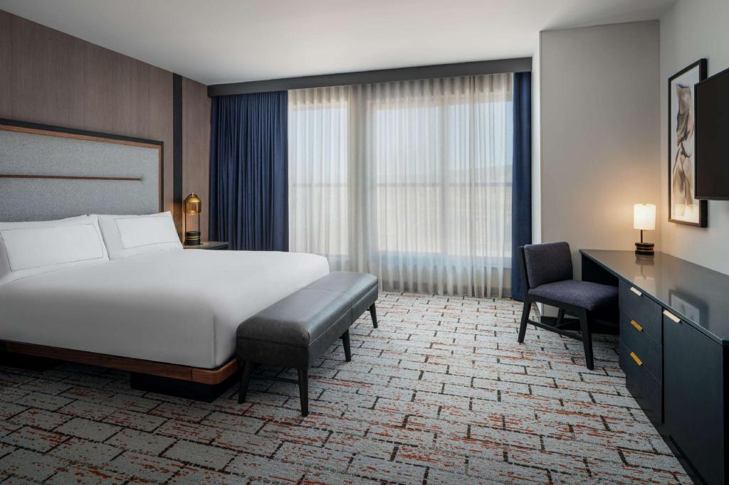 Room, King Bed, Partial Mountain View, Balcony, Accessible