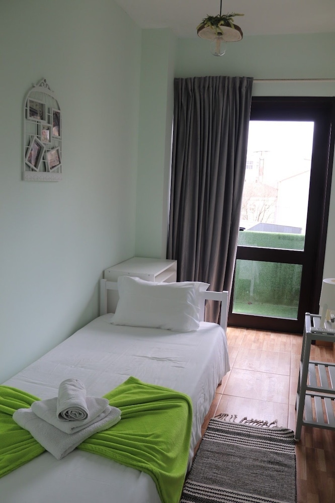 ROOM, SINGLE