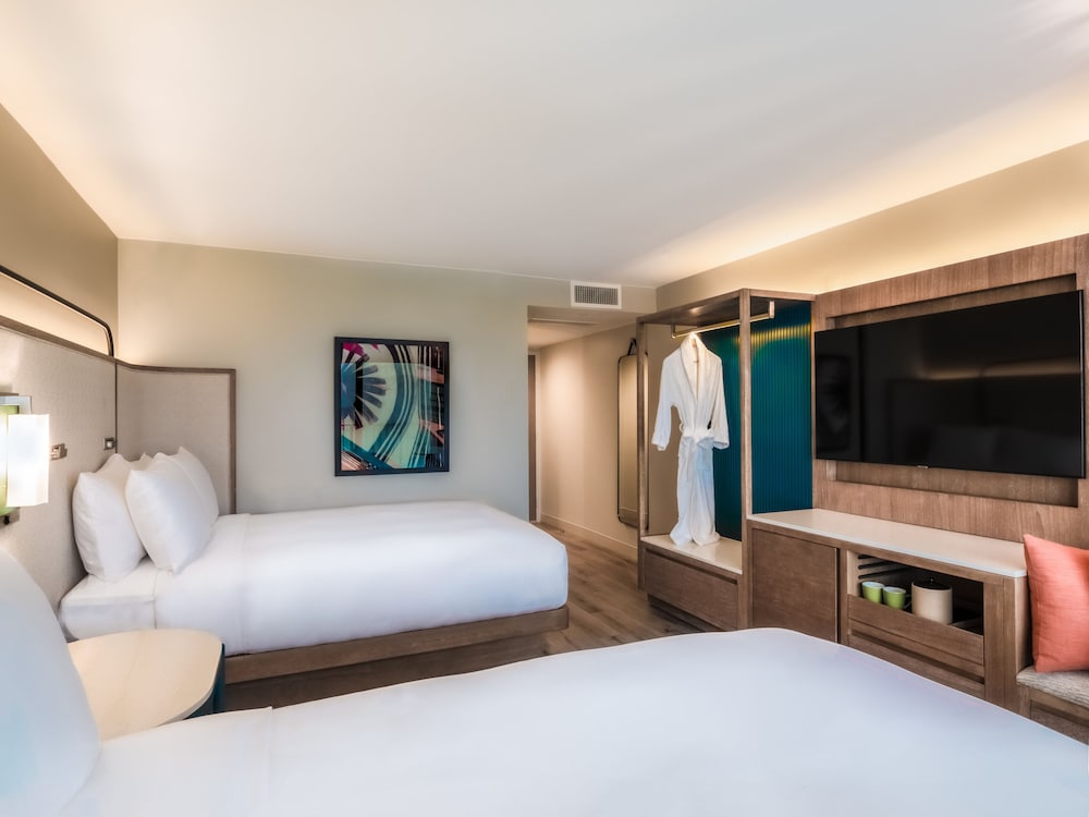 غرفة بريميوم بسريرين مزدوجين بإطلالة على البحر، Crowne Plaza Resort Guam 2/10