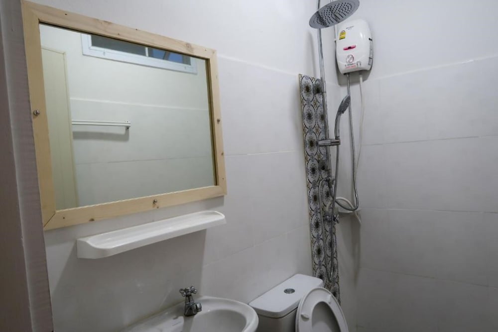Baan Urt Suratthani Airport Hotel 61/66