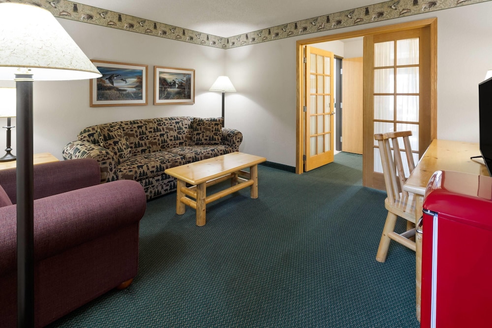 Shell Lake Lodge, a Travelodge by Wyndham 42/55