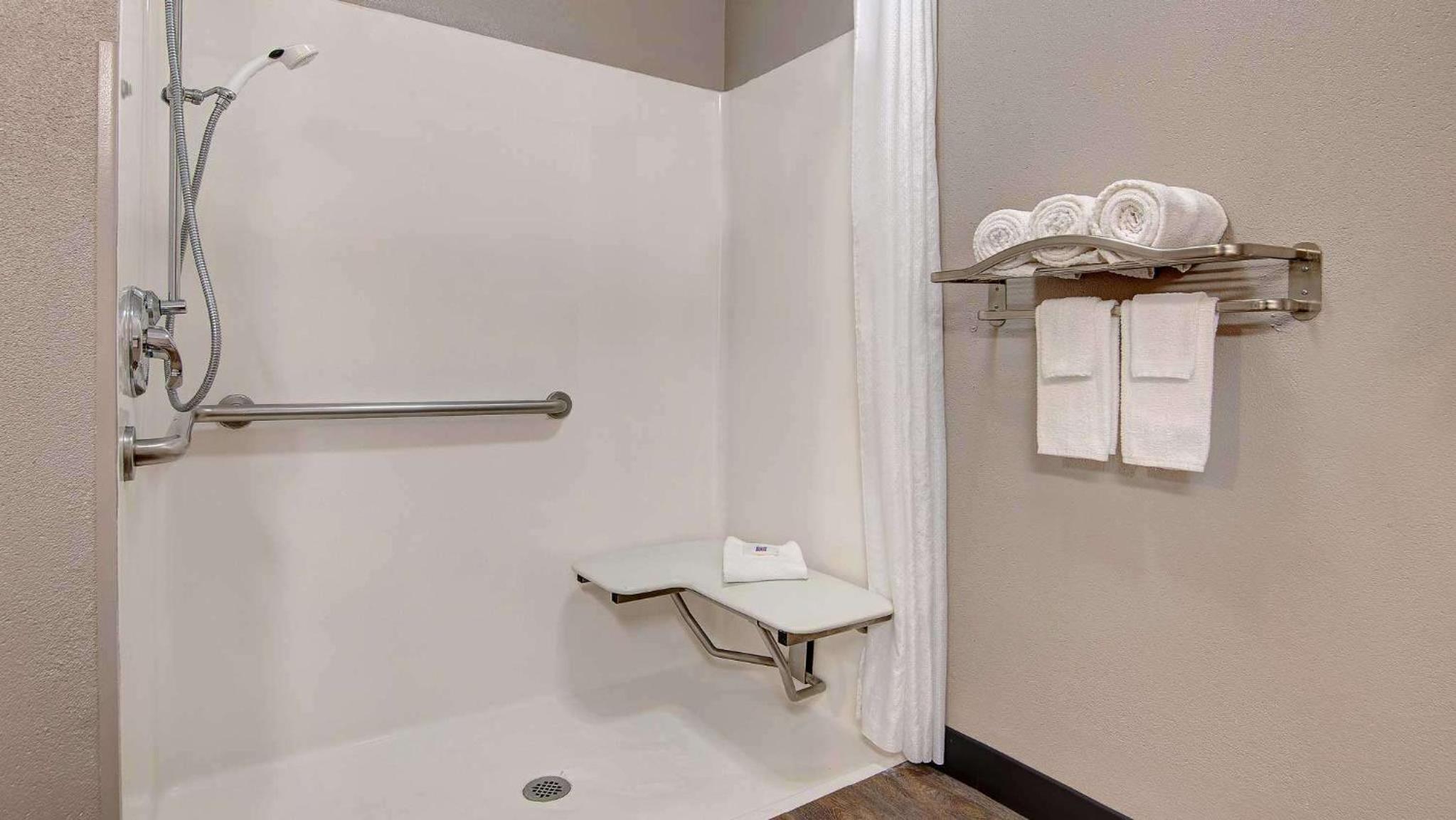 2 Full Beds -Mobility Accessible Tub Smk، Motel6 Gainesville, GA 3/4
