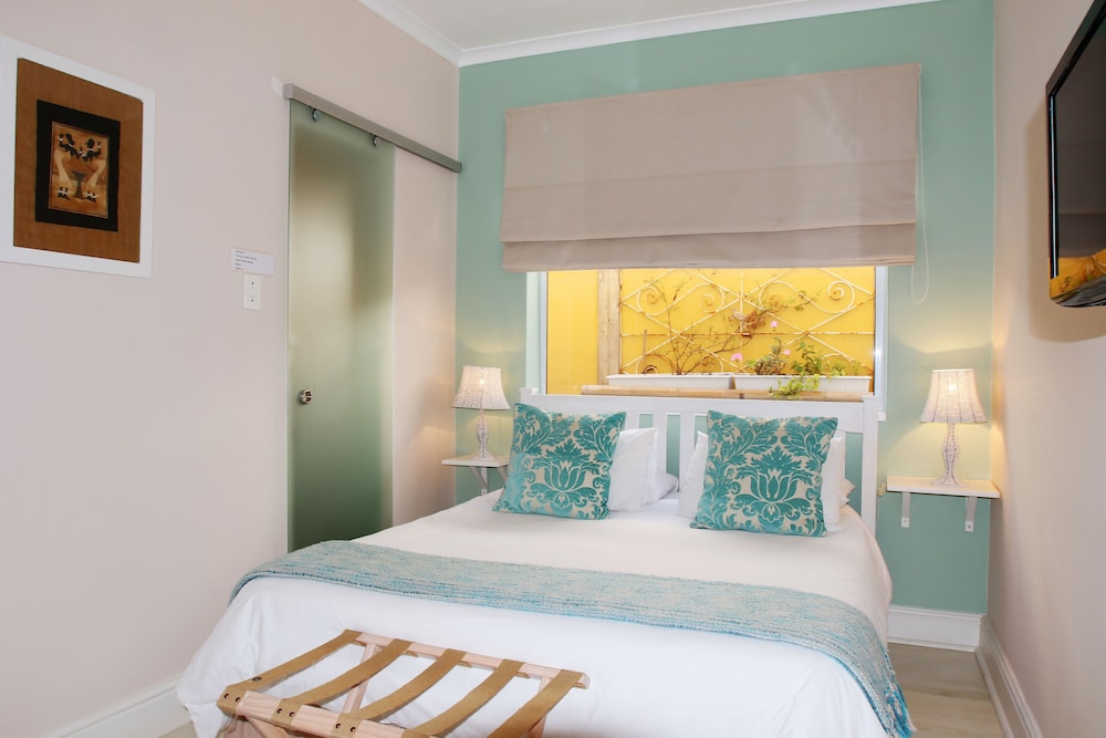 Dolphin Inn Guest House 18/74