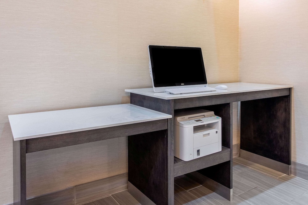 La Quinta Inn Suites Hillsboro 40/46