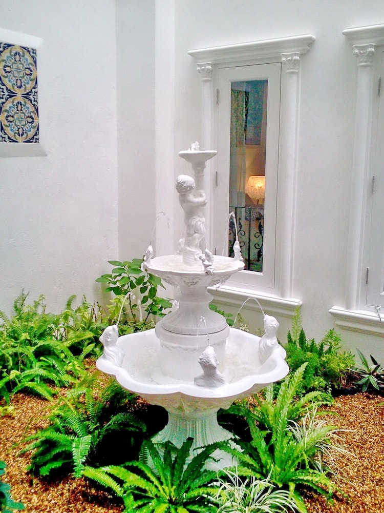 Casa Blanca Boutique Hotel 70/73