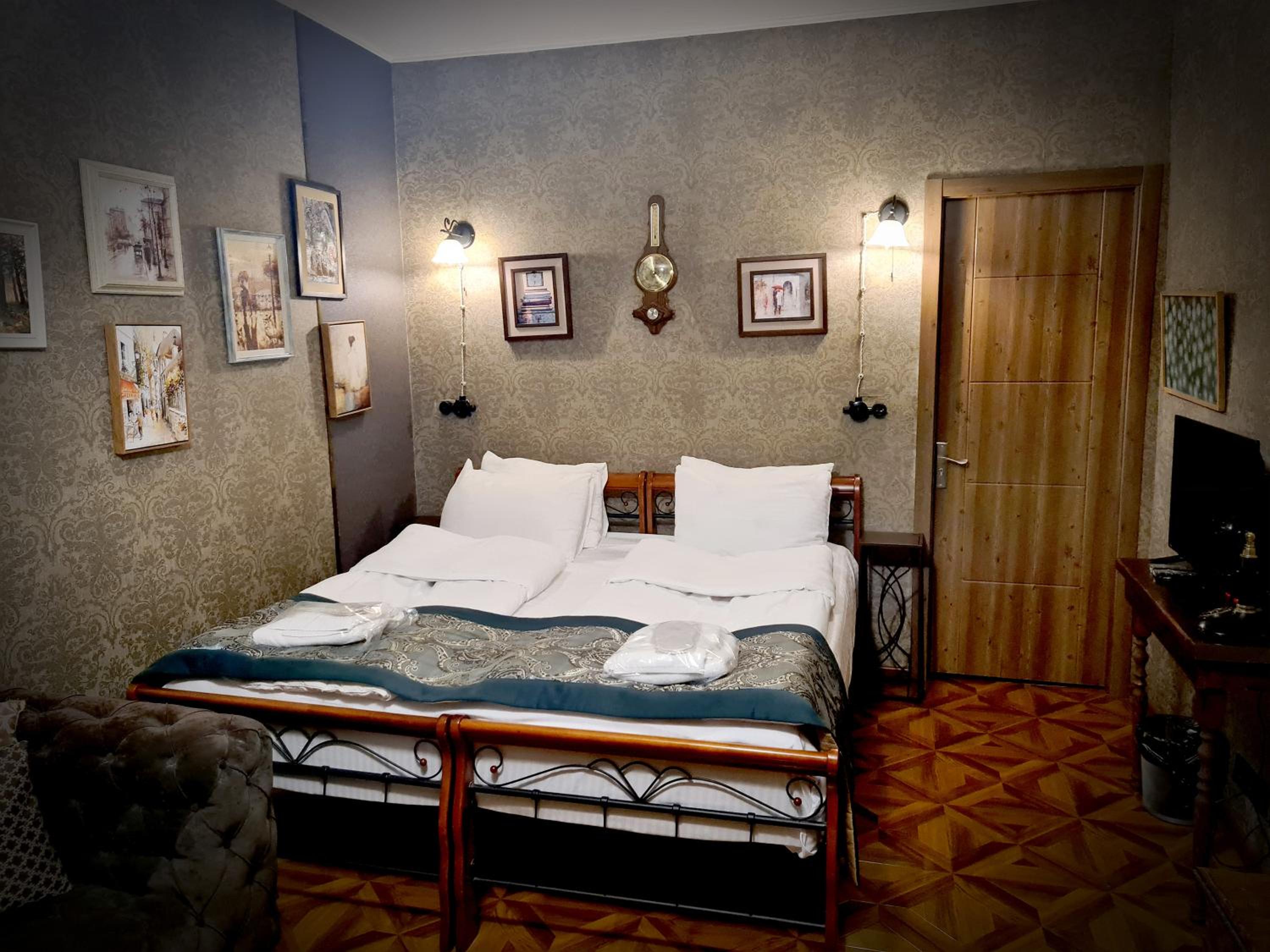 Victorian, Superior, Double or Twin Bed