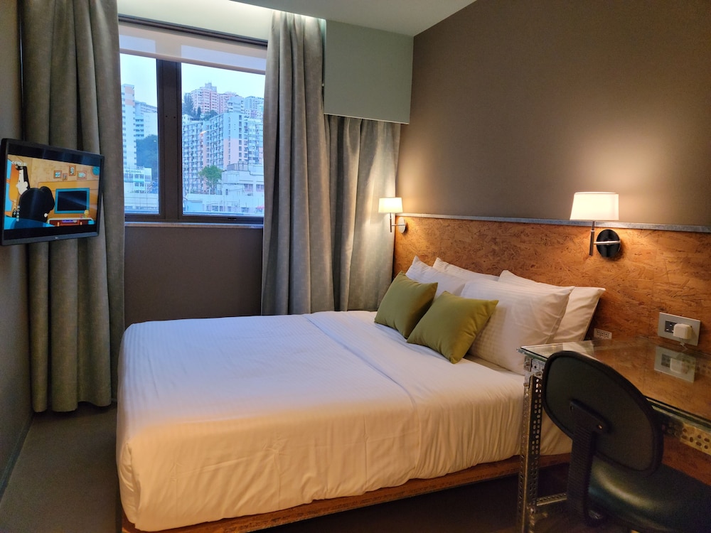 Ind Hotel 8/40