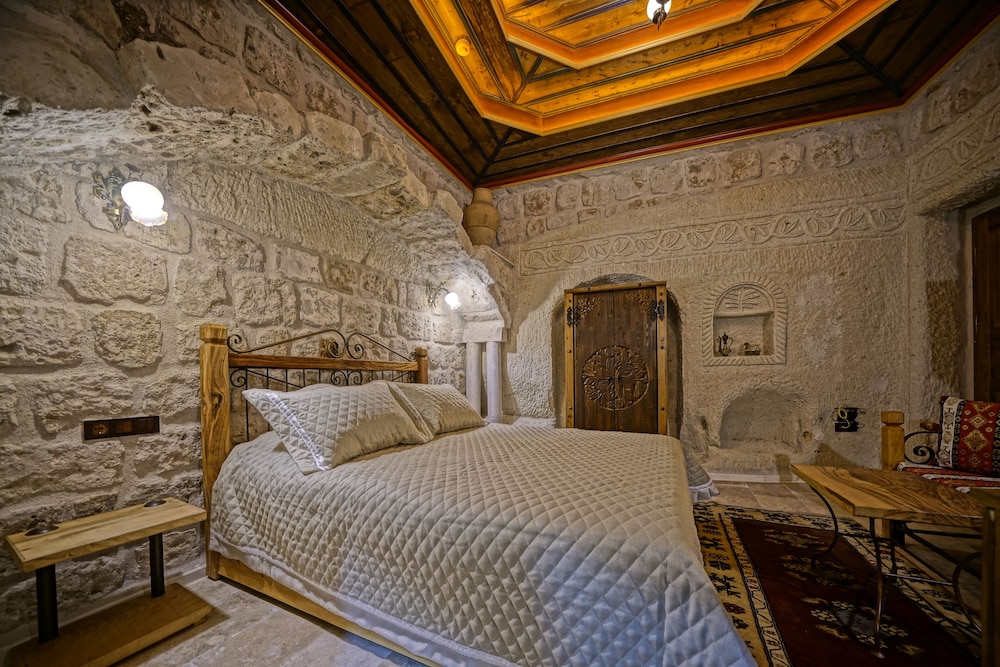 Cave, Deluxe, Queen Bed