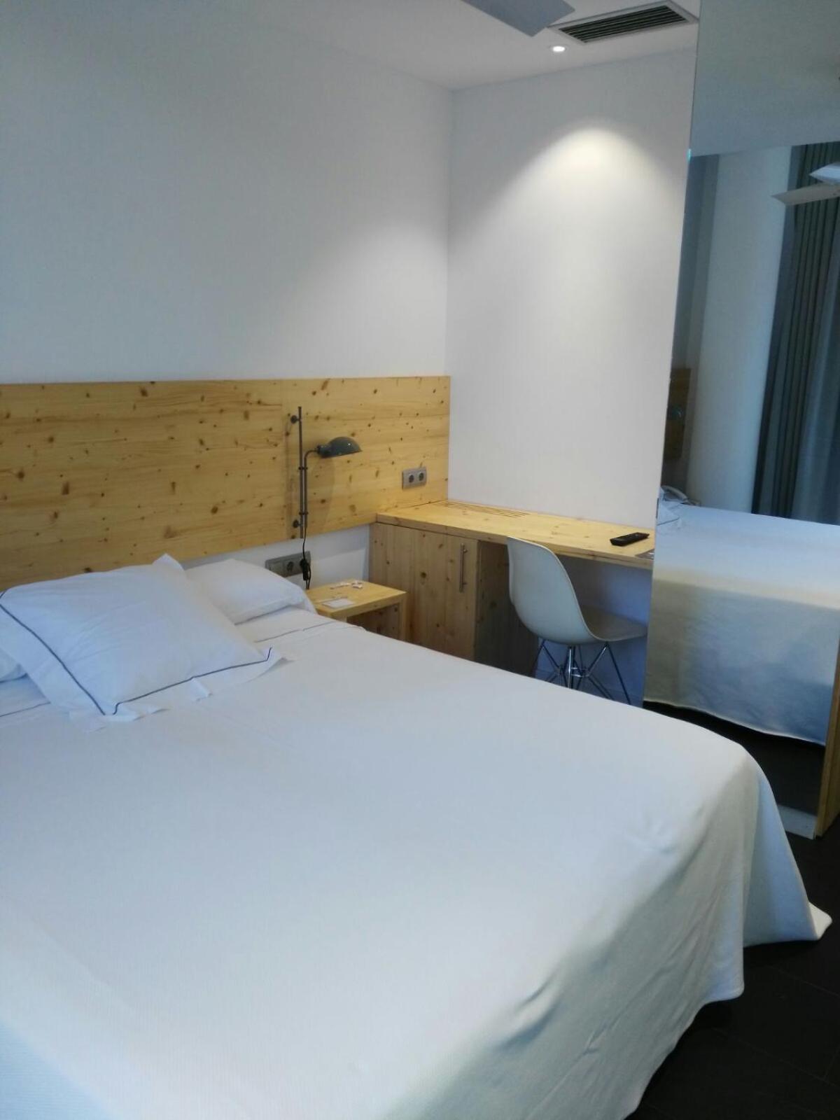 Room, Double or Twin Bed, Small