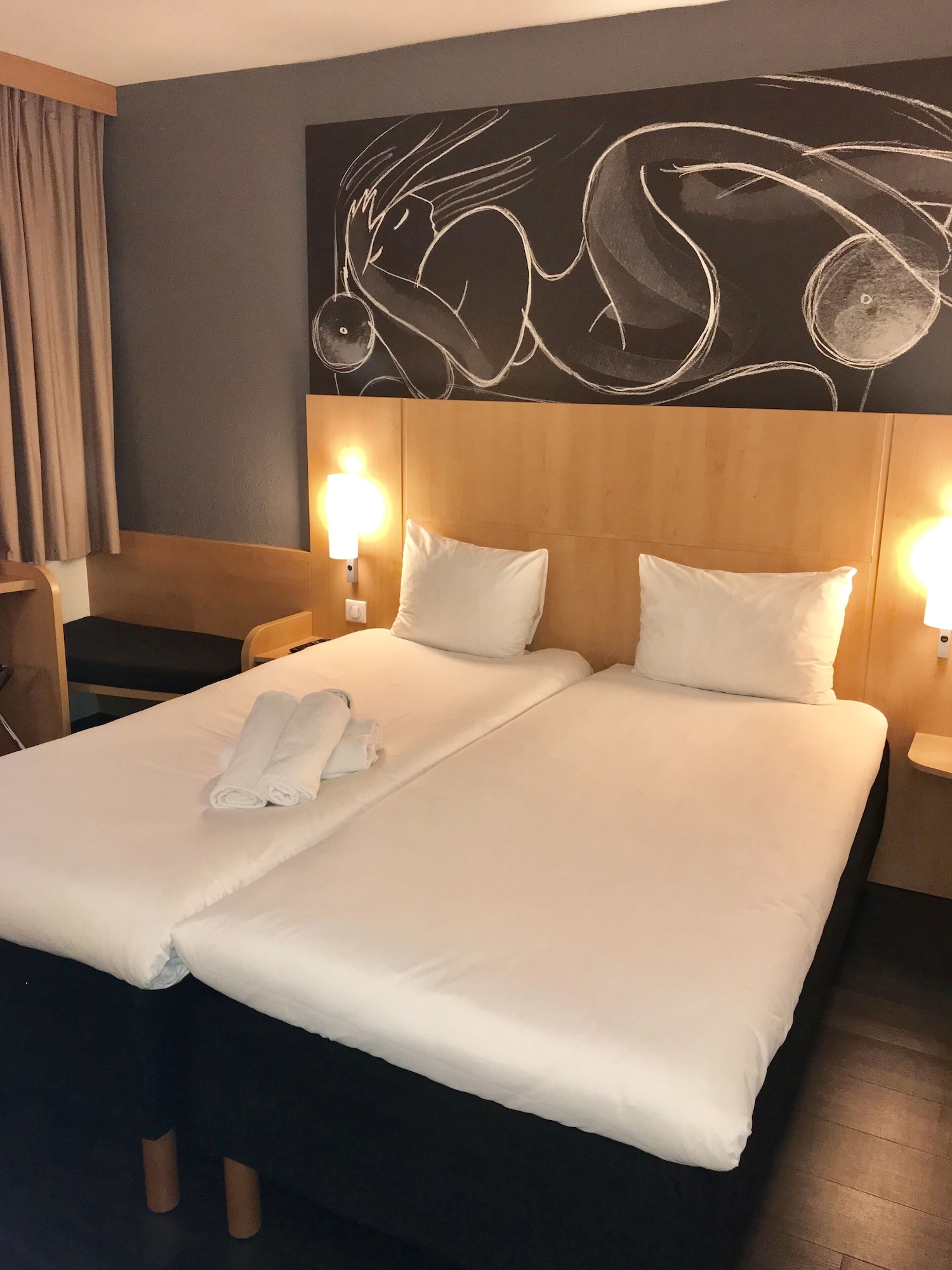 ROOM, TWIN BEDS