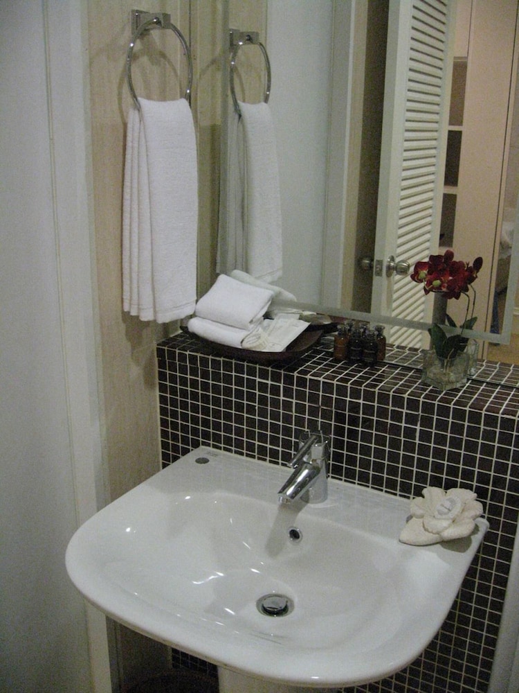 Aphrodite Inn 34/37