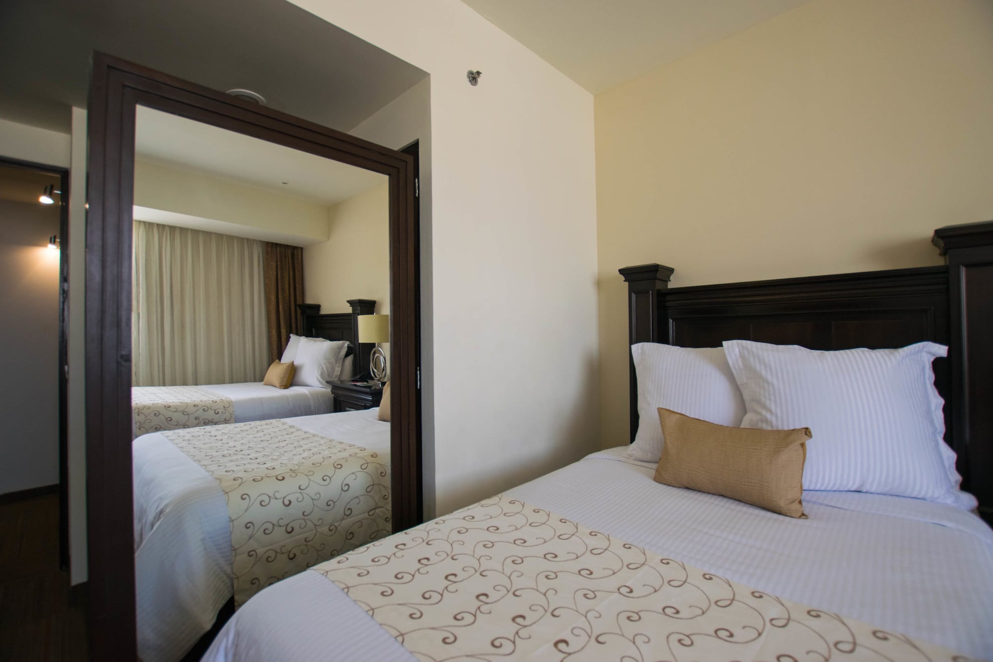 STANDARD, 2 DOUBLE BEDS