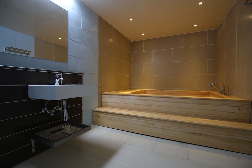 R.I Spa Hotel 24/40