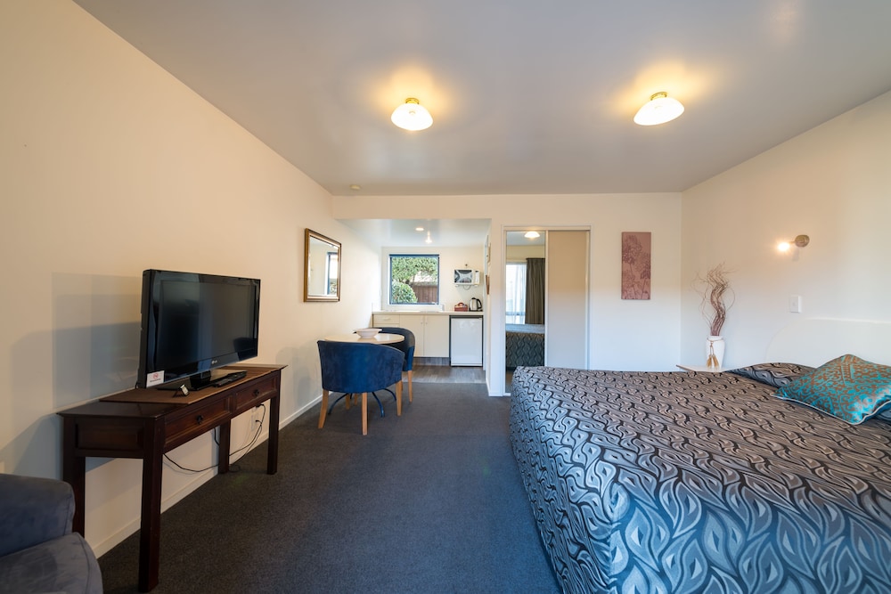 ANNABELLE COURT MOTEL 24/33