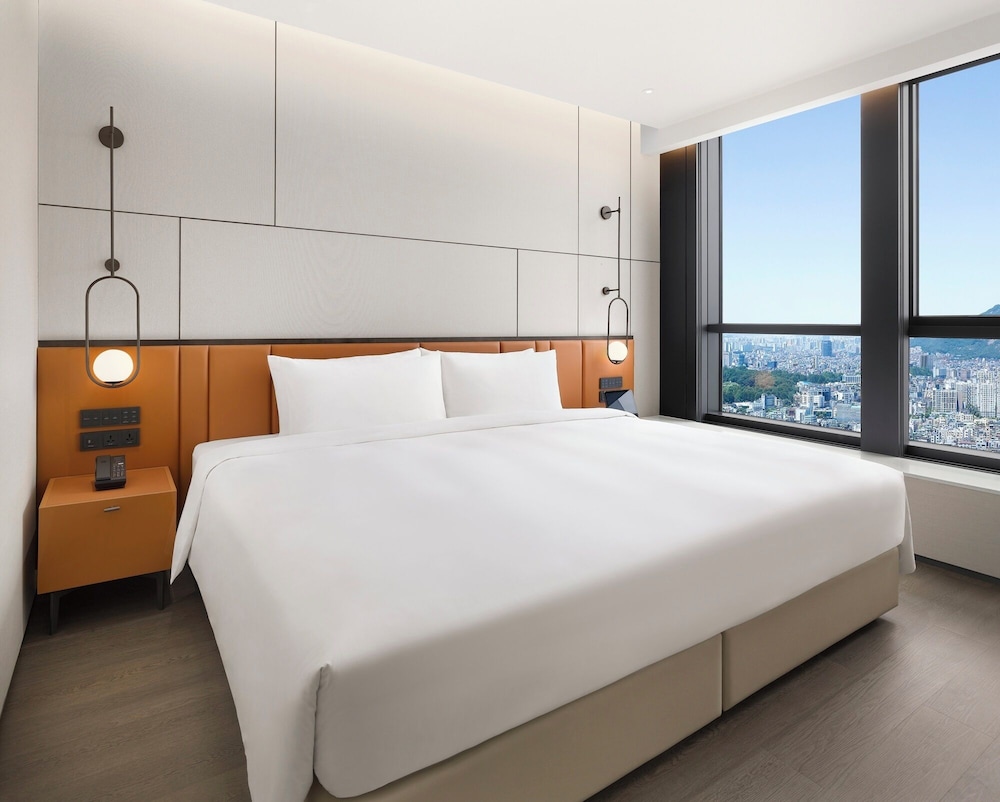 1 BEDROOM, SUPERIOR, SUITE, KING BED
