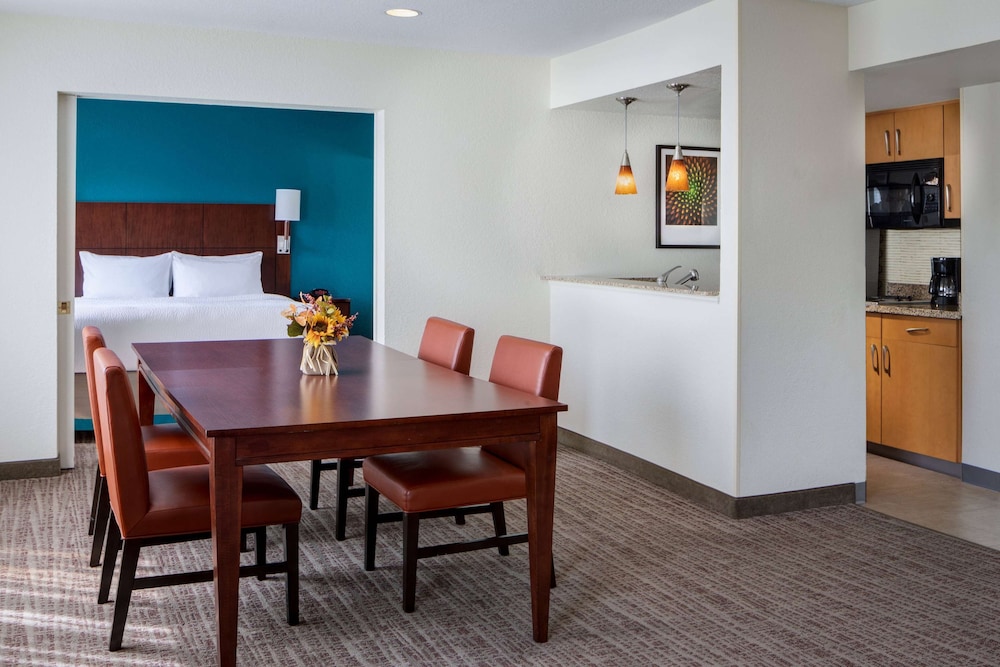 Sonesta ES Suites Dallas Medical Market Center 18/24