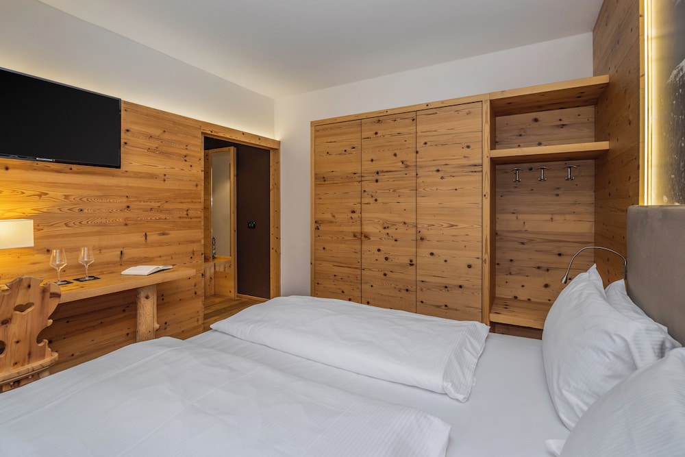 Family Suite, King and Twin Beds