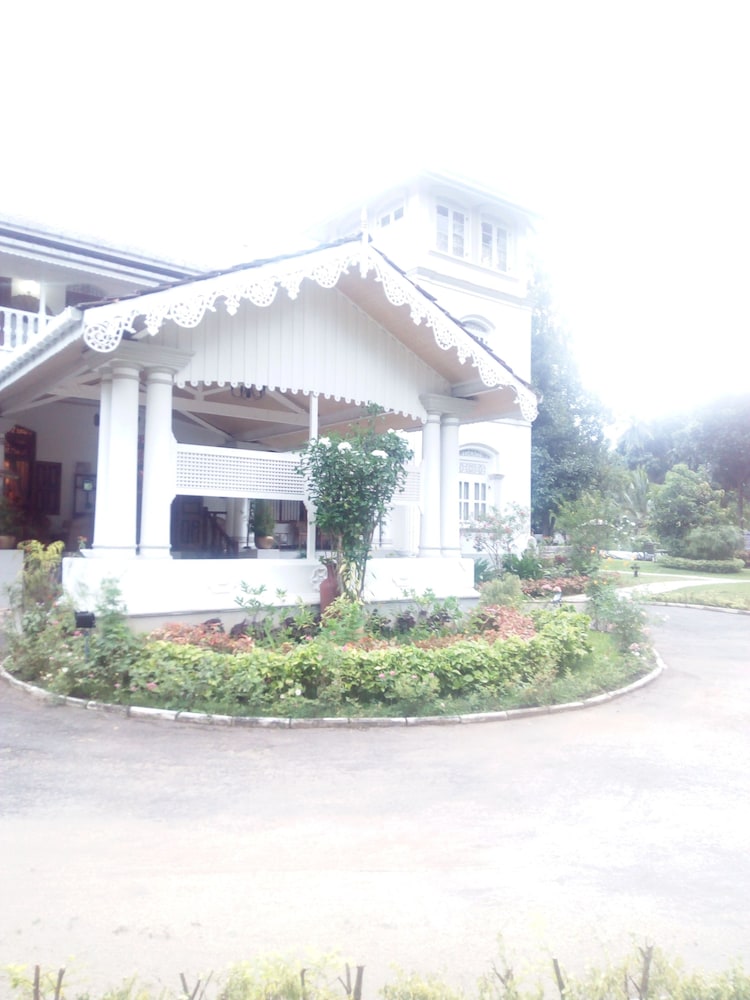 Manor House Boutique 1/50
