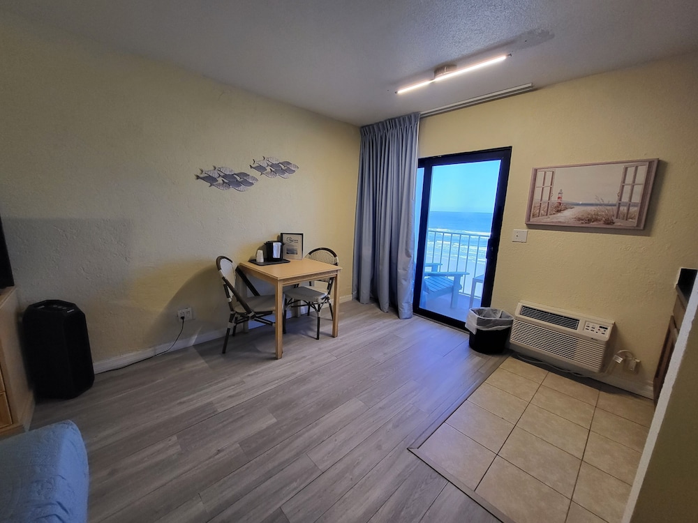 Beachside Hotel 38/60