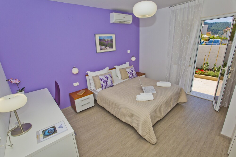 Violeta Hvar 18/72