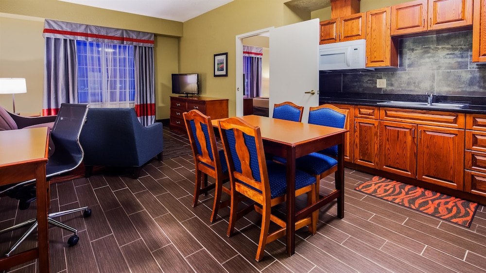 Executive Inn & Suites 34/39
