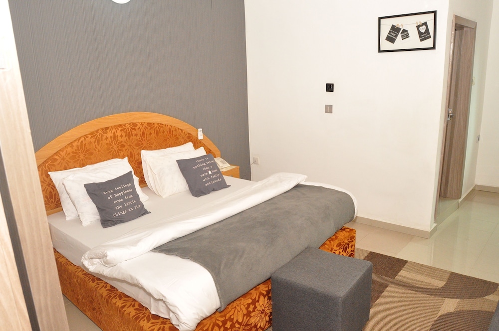 Ne-Yo Hotel And Suites 5/23