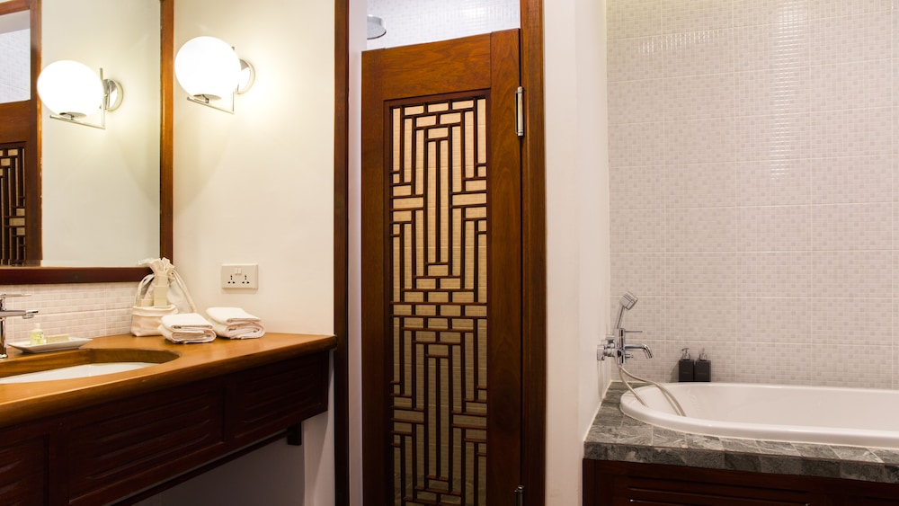 Amanjaya Pancam Suites Hotel 64/67
