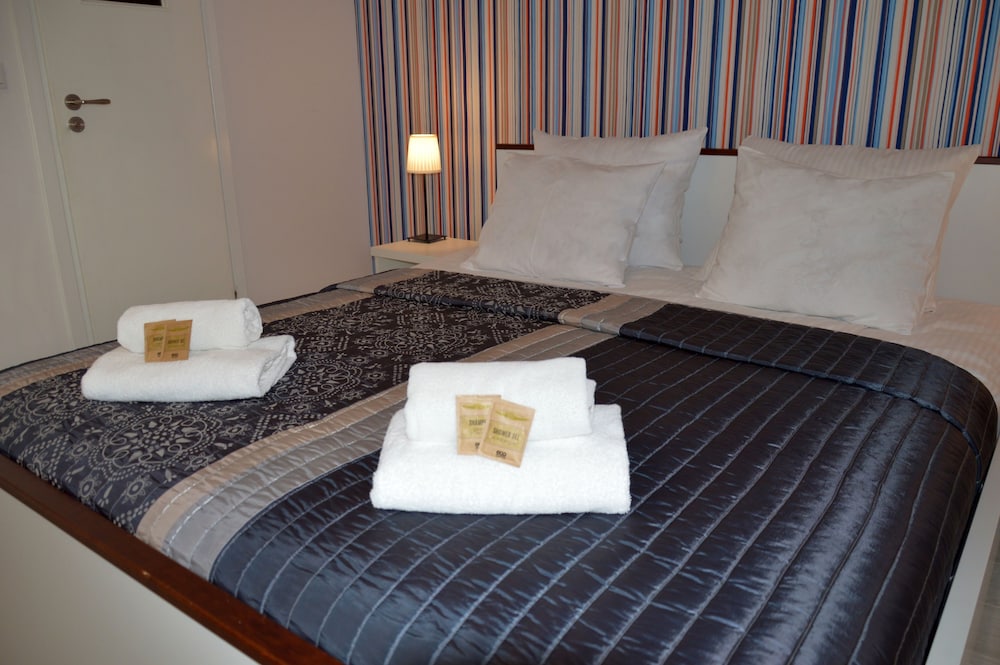 DELUXE, QUEEN BED