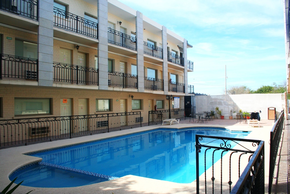 Hotel El Camino Inn and Suites 4/50