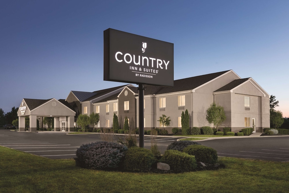 Country Inn and Suites by Radisson, Port Clinton, OH 1/24