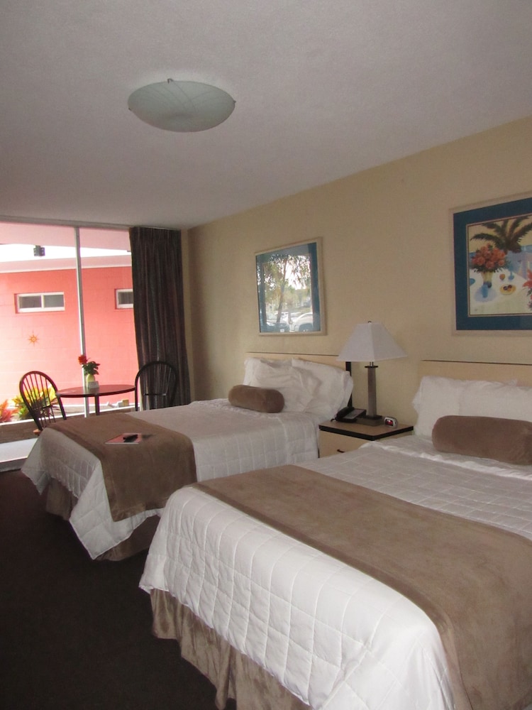 غرفة بسريرين مزدوجين، Cove Motel Oceanfront 4/6